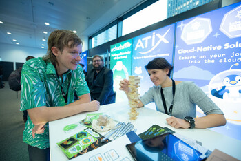 Am Stand von ATIX mit Dr. Pascal Fries auf den IT-Tagen 2024 © IT-Tage / Christan Augustin