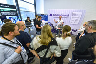 Die Teilnehmer:innen versammeln sich vor dem Stand von Chainguard bei den IT-Tagen 2025. Die Teilnehmer:innen versammeln sich vor dem Stand von Chainguard bei den IT-Tagen 2025.