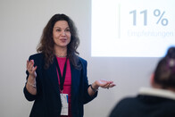 Maya Knorpel hat in ihrem Vortrag diskutiert, wie Europa das digitale "Trojanische Pferd" nicht nur erkennt, sondern umlenkt – hin zu einer Zukunft, die auf eigenen Technologien, eigenen Datenstrategien und eigener Handlungsmacht basiert. Maya Knorpel hat in ihrem Vortrag diskutiert, wie Europa das digitale "Trojanische Pferd" nicht nur erkennt, sondern umlenkt – hin zu einer Zukunft, die auf eigenen Technologien, eigenen Datenstrategien und eigener Handlungsmacht basiert.