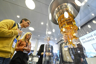 Quantencomputer-Modell am Stand der Fsas Technologies auf den IT-Tagen 2025. Quantencomputer-Modell am Stand der Fsas Technologies auf den IT-Tagen 2025.