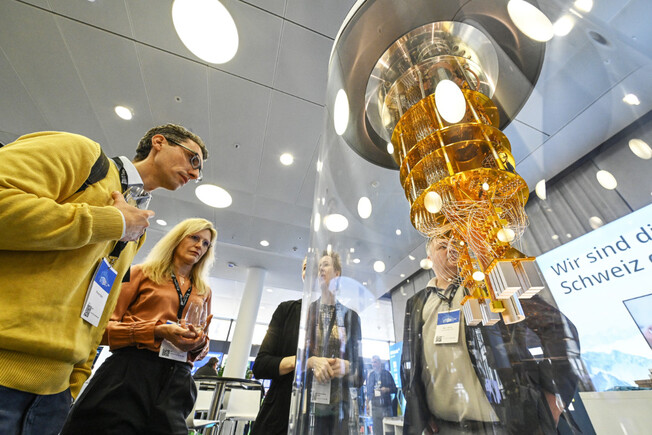 Quantencomputer-Modell am Stand der Fsas Technologies auf den IT-Tagen 2025. Quantencomputer-Modell am Stand der Fsas Technologies auf den IT-Tagen 2025.