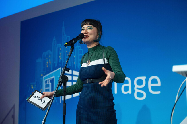 Poetry-Slammerin Eileen Scheider auf den IT-Tage 2024. © IT-Tage / Christian Augustin Poetry-Slammerin Eileen Scheider auf den IT-Tage 2024. © IT-Tage / Christian Augustin