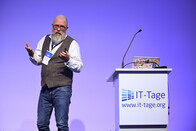 Marco Dahlem nahm die Teilnehmer:innen der IT-Tage 2025 zusammen mit Katja Drope mit auf eine agile Rundfahrt mitten in der Verwaltung Marco Dahlem nahm die Teilnehmer:innen der IT-Tage 2025 zusammen mit Katja Drope mit auf eine agile Rundfahrt mitten in der Verwaltung