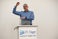 Dr. Markus Blaschka sprach auf den IT-Tagen 2025 über Führung mit inneren Triggern, Werten und Selbstreflexion. Dr. Markus Blaschka sprach auf den IT-Tagen 2025 über Führung mit inneren Triggern, Werten und Selbstreflexion.