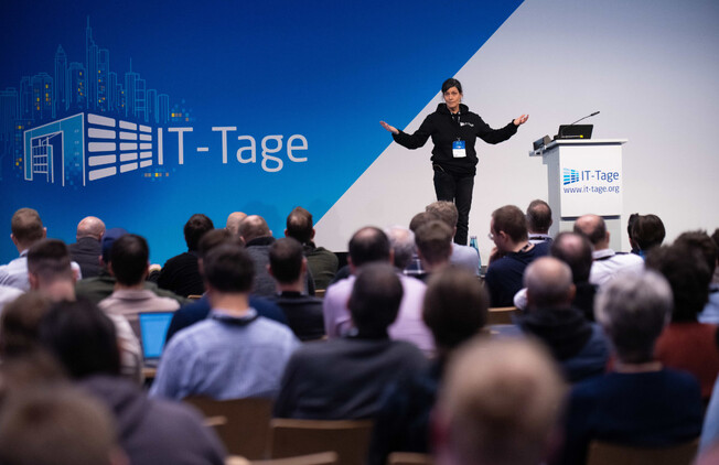 Andrea Held begrüßt die Teilnehmerinnen der IT-Tage 2024 © IT-Tage / Christian Augustin Andrea Held begrüßt die Teilnehmerinnen der IT-Tage 2024 © IT-Tage / Christian Augustin