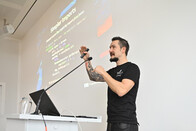 Nicolai Parlog teilt leidenschaftlich gern sein Wissen zur Programmiersprache Java auf den IT-Tagen 2025 weiter. Nicolai Parlog teilt leidenschaftlich gern sein Wissen zur Programmiersprache Java auf den IT-Tagen 2025 weiter.