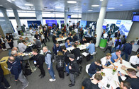 Teilnehmer:innen genießen die Atmosphäre auf den IT-Tagen beim gesunden Mittagessen. Teilnehmer:innen genießen die Atmosphäre auf den IT-Tagen beim gesunden Mittagessen.