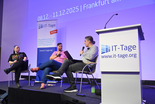 Liam Bergh, Sabine Wojciesczak und Eberhard Wolff auf dem Panel zum Thema "DiversIT(y) – Diversität in der IT" auf den IT-Tagen 2025. Liam Bergh, Sabine Wojciesczak und Eberhard Wolff auf dem Panel zum Thema "DiversIT(y) – Diversität in der IT" auf den IT-Tagen 2025.