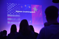 Christian Schulte vom Fsas zeigte in seiner Keynote auf, welche Hürden sich aus Abhängigkeiten von nicht-europäischen Lösungen ergeben. Christian Schulte vom Fsas zeigte in seiner Keynote auf, welche Hürden sich aus Abhängigkeiten von nicht-europäischen Lösungen ergeben.