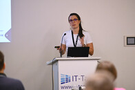 Hannah Herbst spricht über den ökologischen Fußabdruck von Künstlicher Intelligenz auf den IT-Tagen 2025. Hannah Herbst spricht über den ökologischen Fußabdruck von Künstlicher Intelligenz auf den IT-Tagen 2025.