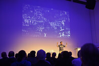 Christian Schulte von Fsas setzt auf visuelle Effekte in seiner Keynote bei den IT-Tagen 2025. Christian Schulte von Fsas setzt auf visuelle Effekte in seiner Keynote bei den IT-Tagen 2025.