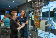 Anne-Marie Tumescheit erklärt den Quantencomputer-Modell am Stand der Fsas Technologies auf den IT-Tagen 2025. Anne-Marie Tumescheit erklärt den Quantencomputer-Modell am Stand der Fsas Technologies auf den IT-Tagen 2025.