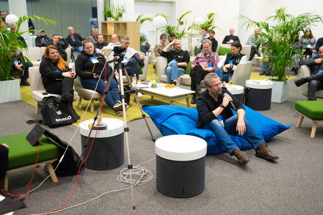Teilnehmer:innen beim Diskussions-Panel "IT im Jahr 2034 – Wo wollen wir hin?" mit Eberhard Wolff, Lisa Maria Schäfer und Ralf D. Müller auf den IT-Tage 2024 © IT-Tage / Christian Augustin Teilnehmer:innen beim Diskussions-Panel "IT im Jahr 2034 – Wo wollen wir hin?" mit Eberhard Wolff, Lisa Maria Schäfer und Ralf D. Müller auf den IT-Tage 2024 © IT-Tage / Christian Augustin